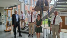 Die Erntekrone hängt auch ohne großes Fest. Darüber freuen sich Bürgermeister Torsten Rohde mit der ersten Stadträrin Bettina Preißner und Mitgliedern des Osterholzer Erntefestkomittes (v. l. Martin Lütjen, Frank Hoppe, Tim Groothedde, Kerstin Hoppe, Martina Hedemann und Jürgen Schröder).