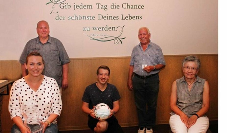 Jubilare und scheidende Vorstandsmitglieder (stehend v.Li.): Frank Capelle (erster Vorsitzender) und Achim Arndt (50 Jahre), sitzend v. li.: Aline Frerk (Jugendleiterin), Niclas Garms (Fußballobmann) und Birgit Murken (40 Jahre).