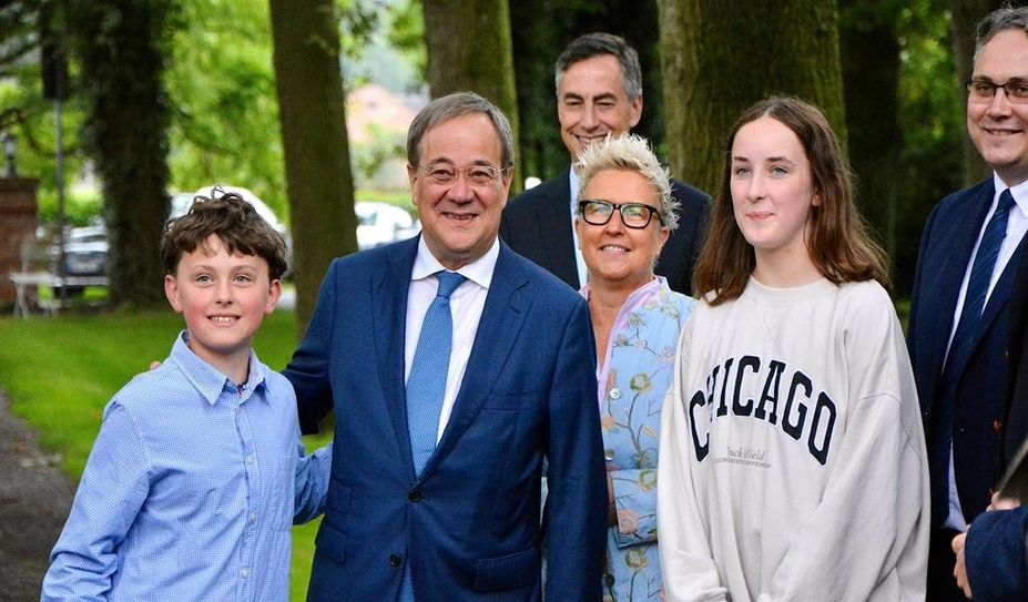 Armin Laschet und Michaela Holsten posieren für ein Erinnerungsfoto mit den Kindern von Gastgeber Alexander von Hammerstein. Im Hintergrund David McAllister (links) und Marco Prietz.