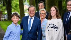 Armin Laschet und Michaela Holsten posieren für ein Erinnerungsfoto mit den Kindern von Gastgeber Alexander von Hammerstein. Im Hintergrund David McAllister (links) und Marco Prietz.