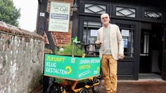 Der grüne Bürgermeisterkandidat Jörg Fanelli-Falcke mit seinem Wahlkampfmobil vor dem Scheunen Cafe in Osterholz.