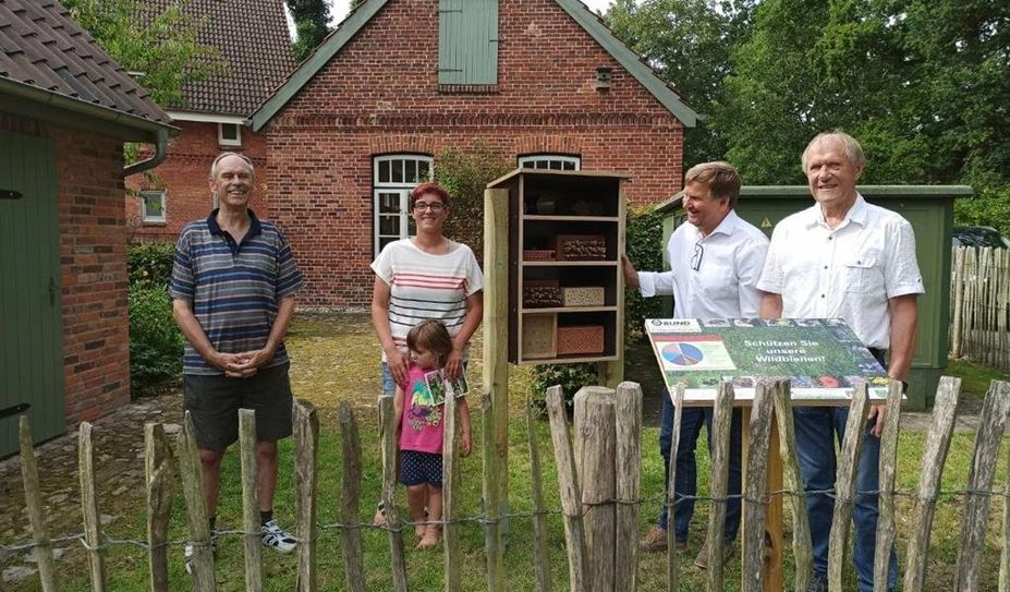 Manfred Radtke (links) mit Vereinsmitgliedern des Heimat- und Kulturvereins beim Aufstellen der Nisthilfe.