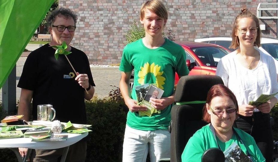 Claus Neubauer, Sebastian Vogel und Petra Fiß (v.l.n.r.) machen zusammen mit der Bundestagskandidatin  Lena Gumnior Werbung für die Ziele der Grünen in Hambergen. Foto: mf