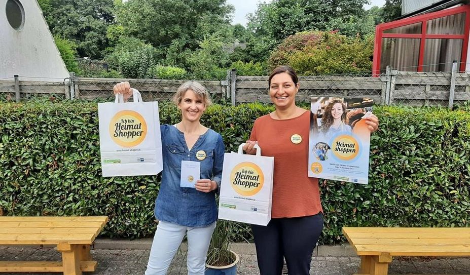 Flagge zeigen am 10. und 11. September: Simone Schröter und Seda Uzun verteilen das Werbematerial für „Heimat shoppen“ an die IRB-Mitglieder. Foto: eb