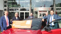 Von links: Stefan Kalt (Vorstandsvorsitzender Sparkasse), Anja Kalski, Stefan Molkentin, Florian Daoud (Autohaus Opel Meyer) und Thorben Prenntzell (Vorstandsmitglied Sparkasse) freuen sich auf die bevorstehende Tombola.