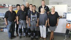 Motiviert und immer gut drauf: Das Team von Clasen Cars. In diesem Jahr feiert das Autohaus in Ritterhude 25-jähriges Jubiläum.