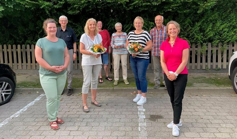 Die Teammitglieder umrahmen Dunja Quellen und Marion Winkelmann (mit Blumen), die sich seit  mehr als 10 Jahren ehrenamtlich für junge Familien im wellcome-Projekt engagieren.