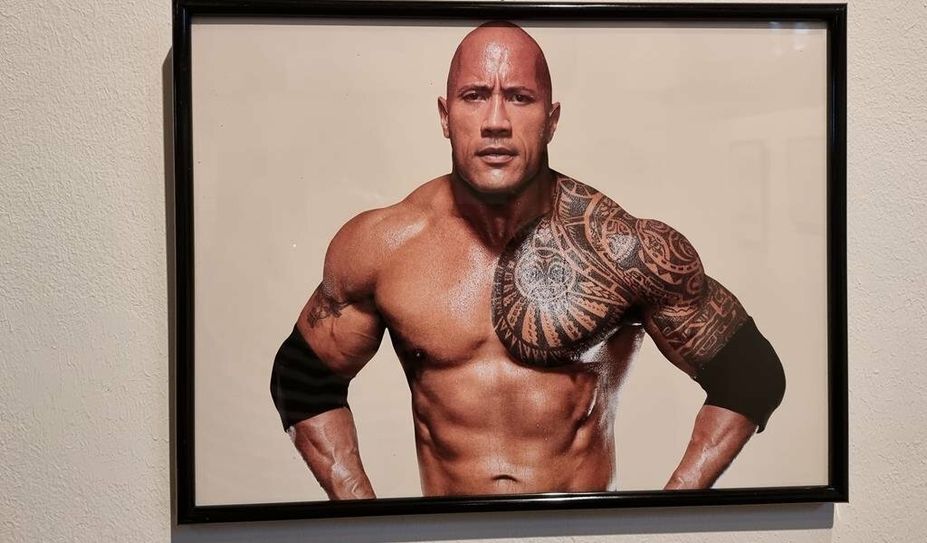 Wrestling-Legende und Schauspieler Dwayne „The Rock“ Johnson war zwar nicht beim Fotoshooting auf Gut Sandbeck. Sein traditionelles polynesisches Tattoo ist trotztem Teil der Ausstellung. Foto: nek