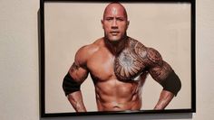 Wrestling-Legende und Schauspieler Dwayne „The Rock“ Johnson war zwar nicht beim Fotoshooting auf Gut Sandbeck. Sein traditionelles polynesisches Tattoo ist trotztem Teil der Ausstellung. Foto: nek