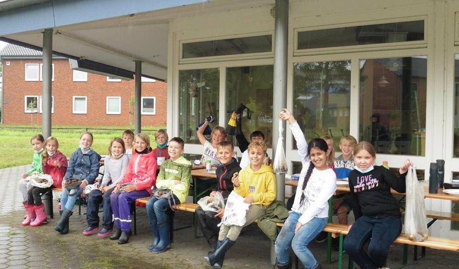 Die Schüler:innen aus der 4b sind stolz auf ihre erste eigene Kartoffelernte.