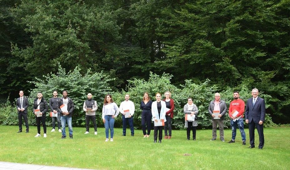 Zwölf neue Staatsbürger:innen empfing Landrat Bernd Lütjen vergangene Woche im Kreishaus in Osterholz-Scharmbeck. Foto: eb