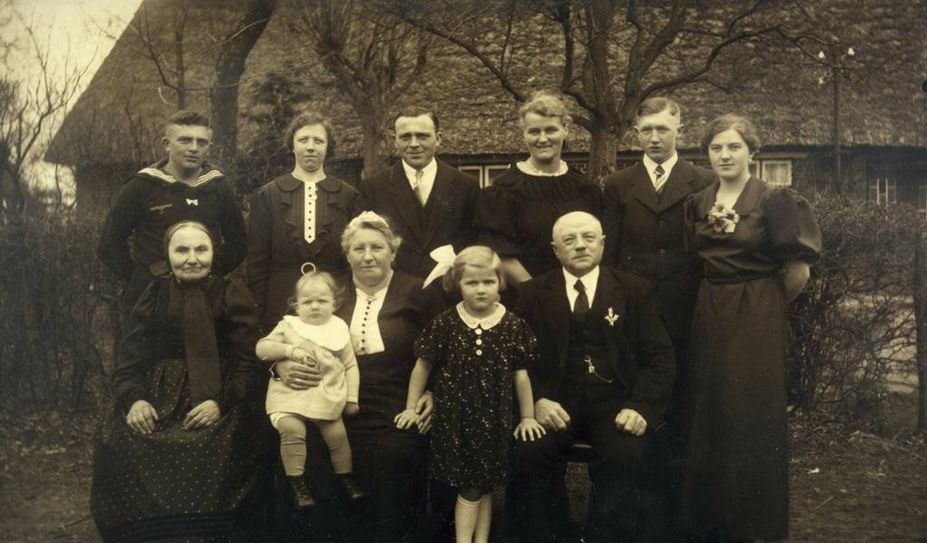 Annemarie Gerken (stehend, ganz rechts) im Kreise Ihrer Familie um 1939. Sie starb 1943 in Auschwitz, nachdem sie mit einem polnischen Zwangsarbeiter ein Kind bekommen hatte.