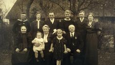 Annemarie Gerken (stehend, ganz rechts) im Kreise Ihrer Familie um 1939. Sie starb 1943 in Auschwitz, nachdem sie mit einem polnischen Zwangsarbeiter ein Kind bekommen hatte.