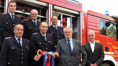 Samtgemeindebürgermeister Reinhard Kock (2. von rechts) übergibt den Rüstwagen symbolisch an Ortsbrandmeister Ralf Peters (unten links). Foto: mf