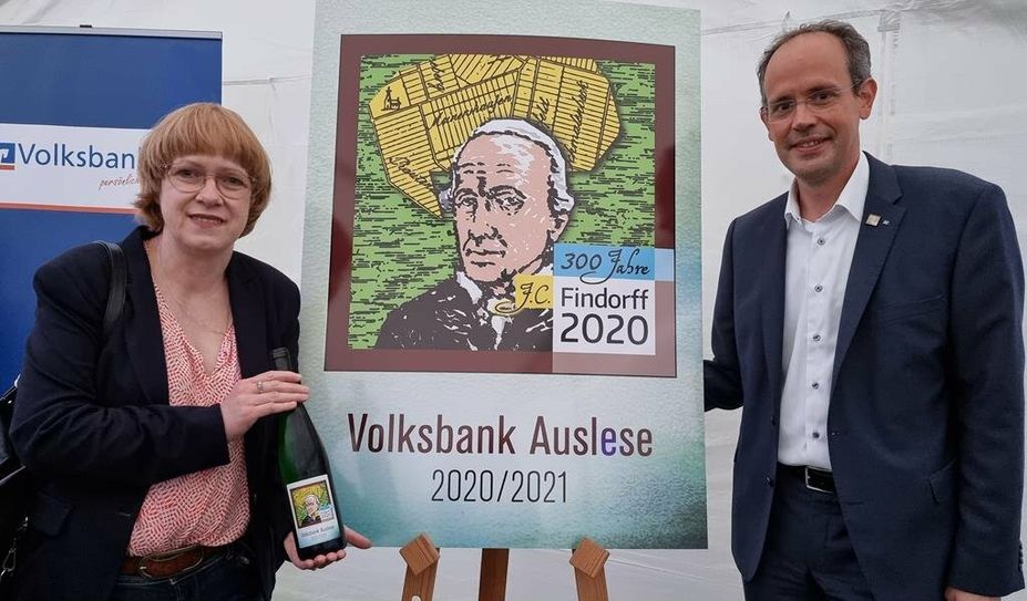 Regina Berndt und Jan Mackenberg. Die Grafikerin aus Worpswede gestaltete das Etikett der 25. Weinedition der Volksbank. Foto: nek