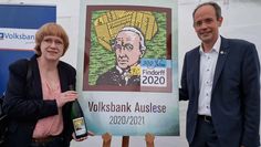 Regina Berndt und Jan Mackenberg. Die Grafikerin aus Worpswede gestaltete das Etikett der 25. Weinedition der Volksbank. Foto: nek