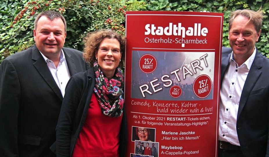 Von links: Matthias Renken, Christine Cassel-Schneider und Stadtmarketing-Geschäftsführer Jens Themsen freuen sich auf den Neustart in der Stadthalle.