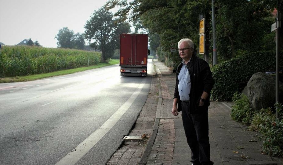 Ab kommenden Montag wird in Kirchwistedt die Ortsdurchfahrt (Bundesstraße 71) saniert. Ortsvorsteher Wilfried Windhorst (CDU) weist auf die positiven Vorteile der Sanierung hin.