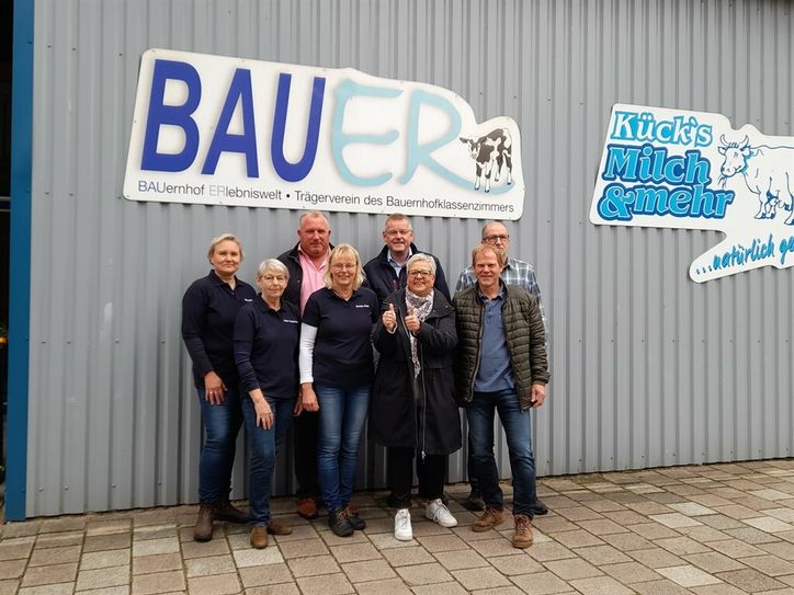 Stolz aufs Bauernhof-Klassenzimmer: Gesa Brinkmann, Petra Heinbockel, Alexander von Hammerstein, Sandra Pape, Andreas Pape, Silke Martens, Bernd Schröder und Bernd Kück. Es fehlt Elke Notzon.