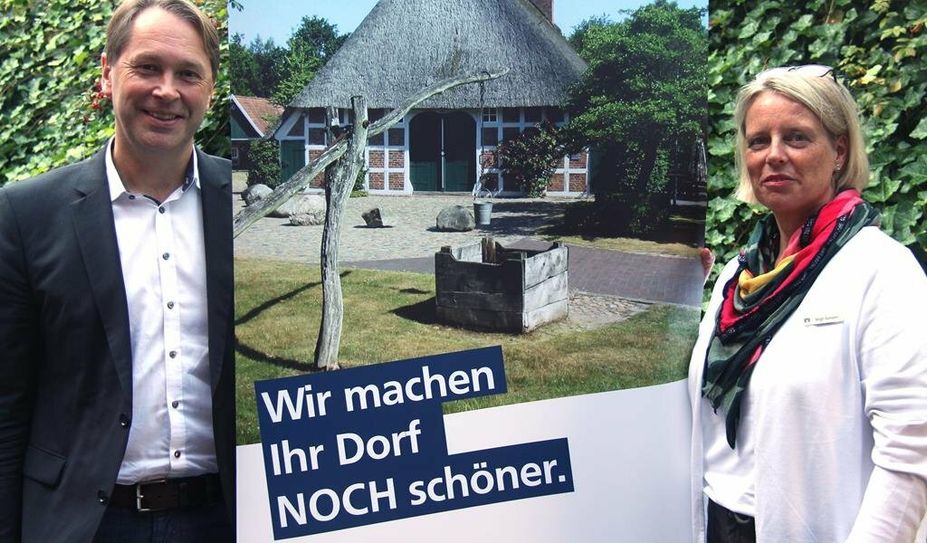 Jens Themsen und Birgit Asmann präsentieren den Wettbewerb „Wir machen ihr Dorf NOCH schöner“.