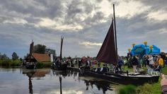 Mit der Armada wird an die Torfschifffahrt erinnert. Fotos: stein