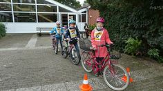 Die Grundschüler:innen warten aufgeregt auf den Beginn der Fahrradprüfung.