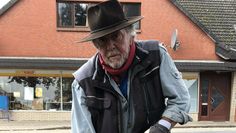 Künstler Gunter Demnig verlegte die Stolpersteine persönlich auf dem Fußweg neben dem Findorff-Haus.