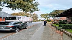 Schwerlastverkehr sorgt für Unruhe in Frelsdorf. Ortsvorsteher Gerhard Hillmann (CDU) wünscht sich auf Dauer eine andere Lösung.