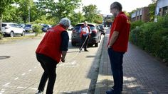 Der Bremervörder Viktor Sussek (re.) mit dem ACE-Team aus Bremerhaven auf dem Ostemed-Parkplatz in Bremervörde. Hier fehlen barrierefreie E-Lademöglichkeiten.