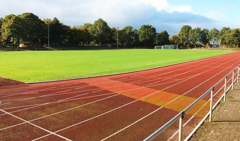 Wird komplett saniert: Das Stadion Moormannskamp bekommt unter anderem einen neuen Kunstrasenplatz und eine neue Laufbahn. Der Bund fördert die Erneuerung mit 1,4 Millionen Euro.