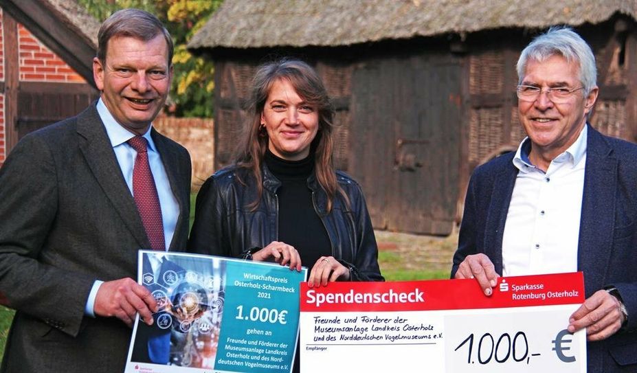 Von links: Johann Gottfried Stehnke mit Carolin Novak (Wirtschaftstreff) und Dr. Detlef Risch.