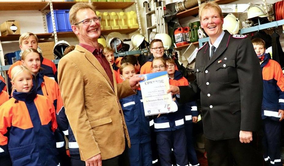 Die Gemeindefeuerwehrwartin der Jugendfeuerwehr Grasberg, Nadine Brüning, erhält vom Lions Präsidenten Jürgen Schnakenberg den begehrten Schroeter-Preis.Foto: akl