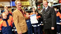 Die Gemeindefeuerwehrwartin der Jugendfeuerwehr Grasberg, Nadine Brüning, erhält vom Lions Präsidenten Jürgen Schnakenberg den begehrten Schroeter-Preis.Foto: akl