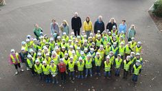 Die Grundschüler:innen präsentieren stolz ihre neue Bekleidung.