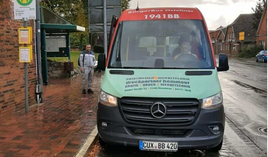 Jutta Riemer ist eine der ehrenamtlichen Fahrer:innen des BürgerBusses und freut sich über die gut gelaunten Fahrgäste.