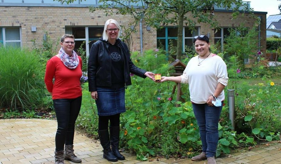 Hospiz- und Pflegedienstleiterin Sabine Eckstein (re.) freut sich über die Spende von Patricia Volkmann (li.) und Jessica Bargmann-Ku¨ck.