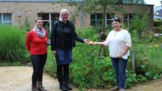 Hospiz- und Pflegedienstleiterin Sabine Eckstein (re.) freut sich über die Spende von Patricia Volkmann (li.) und Jessica Bargmann-Ku¨ck.