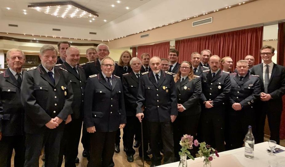 Stellvertretend für das Land Niedersachsen hat Bürgermeister Kristian Tangermann den Jubilar:innen Urkunden und Präsente übergeben.