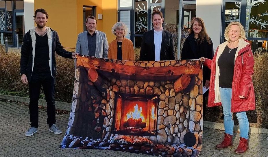 Lehrer Till Heilshorn, Schulleiter Christian Osterndorf, Campusmanagerin Ulrike Baumheier und die Sponsoren-Vertreter, Tobias Schön von der Volksbank und Carolin Novak von den Stadtwerken, freuen sich mit Martina de Wolff auf das Lichterfest des Campus am 5. November. Foto: nek