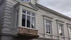 Ein bisschen Farbe fehlt noch, dann strahlt die Fassade in der Poststraße 4 wieder in altem Glanz. In der Kirchenstraße ist „Nordlicht Zigarren“ in das sanierte Geschäft bereits eingezogen.