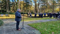 Landrat Marco Prietz hielt eine Rede auf dem Lagerfriedhof.