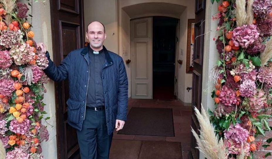 Pastor Florian von Issendorff öffnet symbolisch die Tür für Nicht-kirchliche Trauerfeiern. Foto: eb