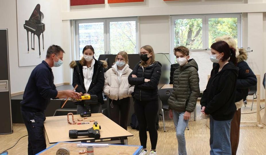 Michael Kästner, Obermeister der SHK-Innung Bremervörde-Zeven, gibt interessierten Schüler:innen einen Einblick ins Berufsleben