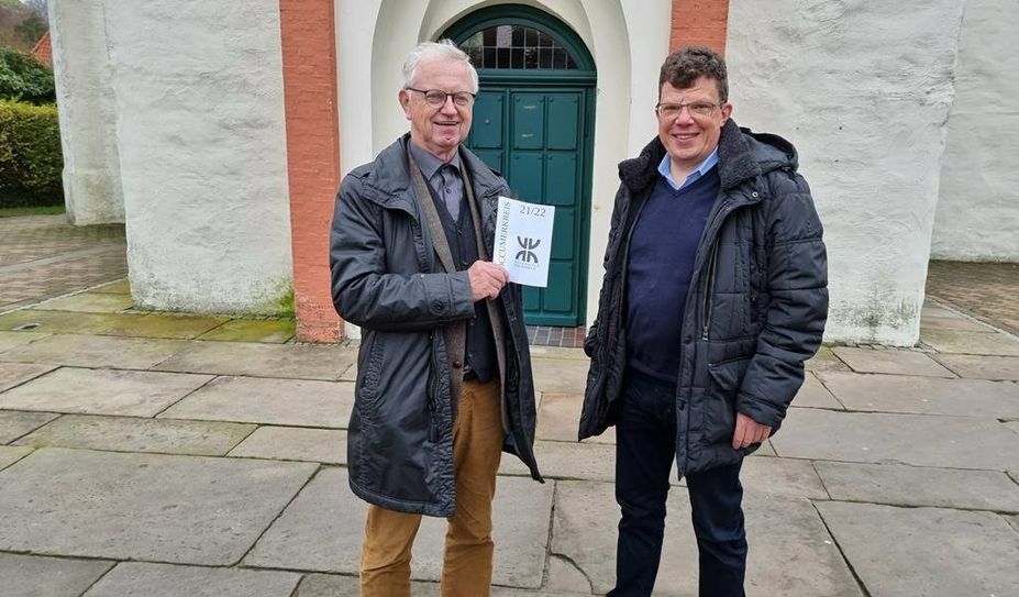 Heinrich Grün und Enno Wagener vom Loccumer Kreis Osterholz präsentieren das neue Herbst/Winter-Programm mit attraktiven Veranstaltungen - nicht nur zum Nachdenken.