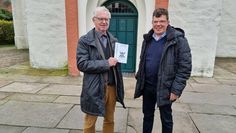 Heinrich Grün und Enno Wagener vom Loccumer Kreis Osterholz präsentieren das neue Herbst/Winter-Programm mit attraktiven Veranstaltungen - nicht nur zum Nachdenken.