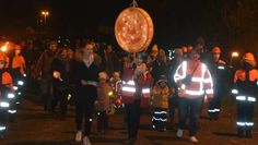 Fröhlich singend zogen Familien mit selbst gebastelten Laternen durch die Straßen.