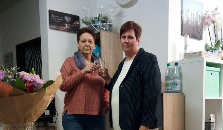 oben: Katja Nagel vor dem neuen Büro Hambergen. Unten: Katja Nagel und Betiina Prill.