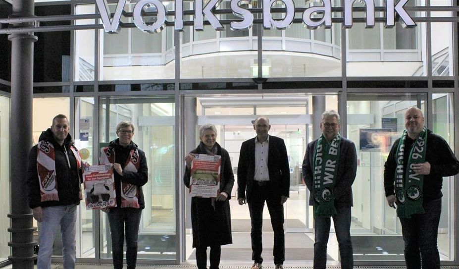 Thorsten Schwarz (v. li.) und Miriam Haak vom TSV Iselersheim mit Barbara Weihe, Sascha Ringe, Wolfgang Rohde (Volksbank eG) sowie Guido Specht vom TSV Karlshöfen rufen zum Spenden auf.