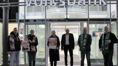 Thorsten Schwarz (v. li.) und Miriam Haak vom TSV Iselersheim mit Barbara Weihe, Sascha Ringe, Wolfgang Rohde (Volksbank eG) sowie Guido Specht vom TSV Karlshöfen rufen zum Spenden auf.