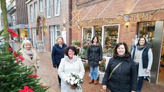 Haben die Alte Straße weihnachtlich geschmückt: Birgit Wrissenberg (v. li.), Birgit Krohn, Petra Wundram, Bärbel Hensel, Antje Dauber und Ulrike Jessen. Es fehlt Stefan Schlesinger.